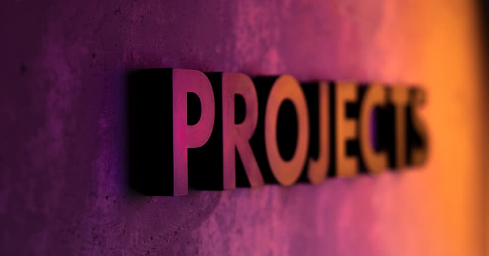 Vorschaubild (3D-Buchstaben "Projects" an der Wand) vom MANEMO Seminar "Endlich einfach! Projektmanagement im Mittelstand" – mit Felix Held (MANEMO)